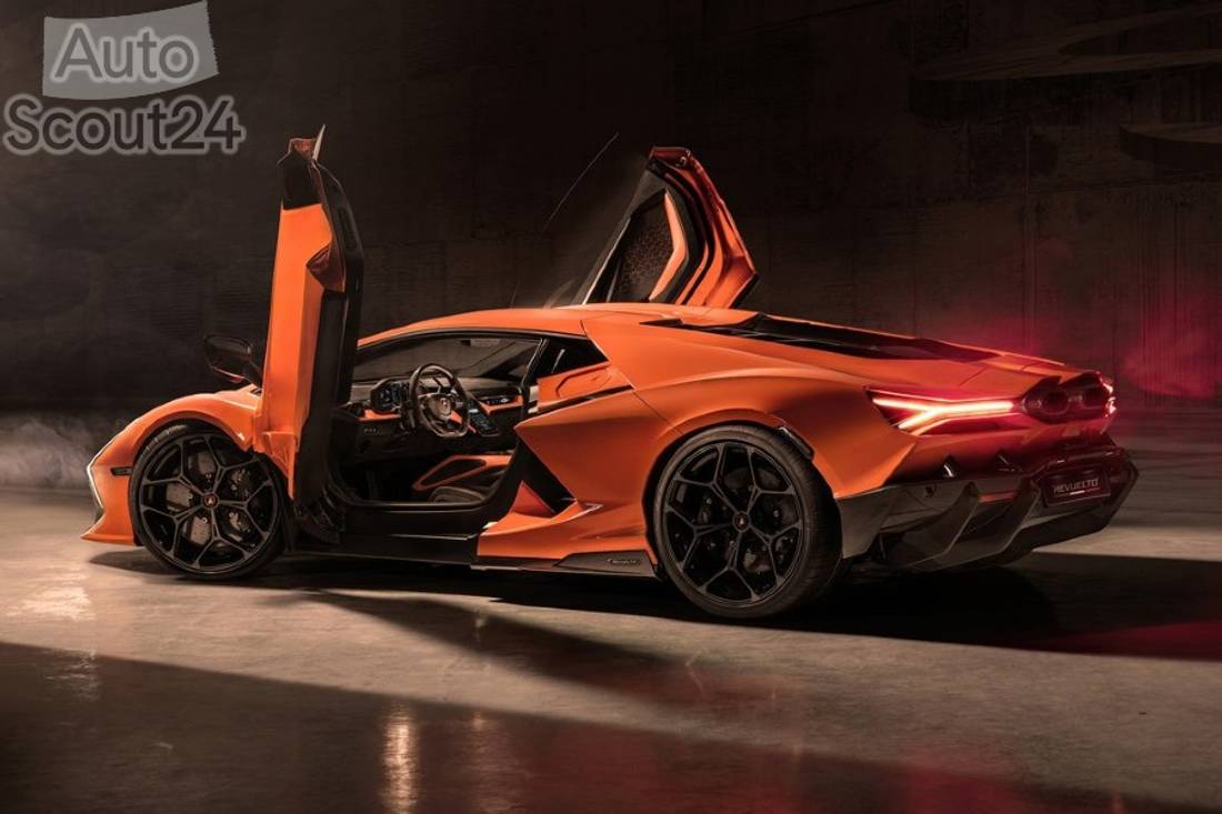 Lamborghini Revuelto, el primer V12 híbrido de la marca del toro -  AutoScout24